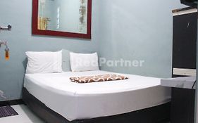 Snow White Residence Near Grogol Mitra Reddoorz